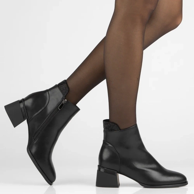 Czarne botki na słupku ze skóry naturalnej z cyrkoniami Jean