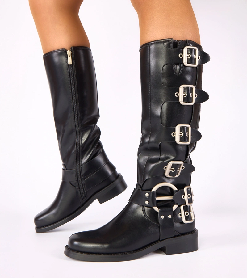 Czarne kozaki na płaskim obcasie zdobione klamrami przed kolano Taliba