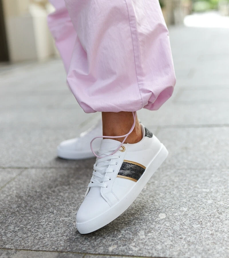 Białe sneakersy z ozdobnym paskiem Grada