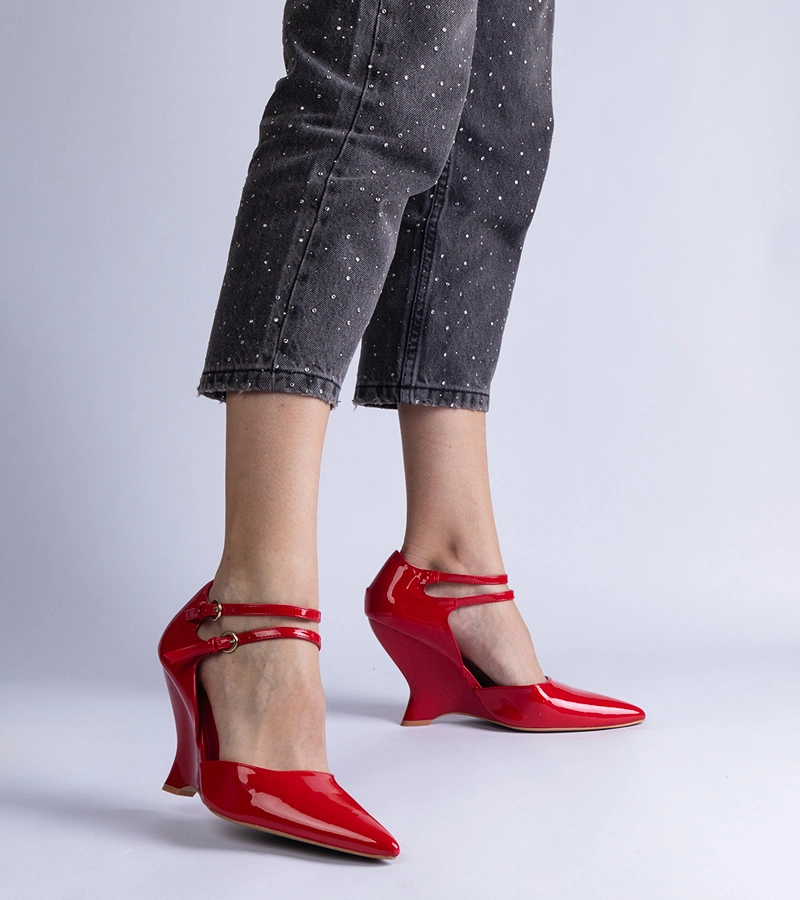 Czerwone czółenka lakierowane na koturnie z sprzączkami Vizario