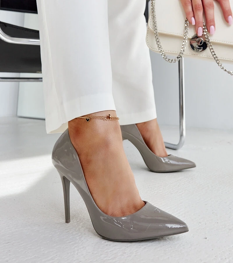 Ciemnoszare lakierowane szpilki ze skórzaną wkładką Jadoin