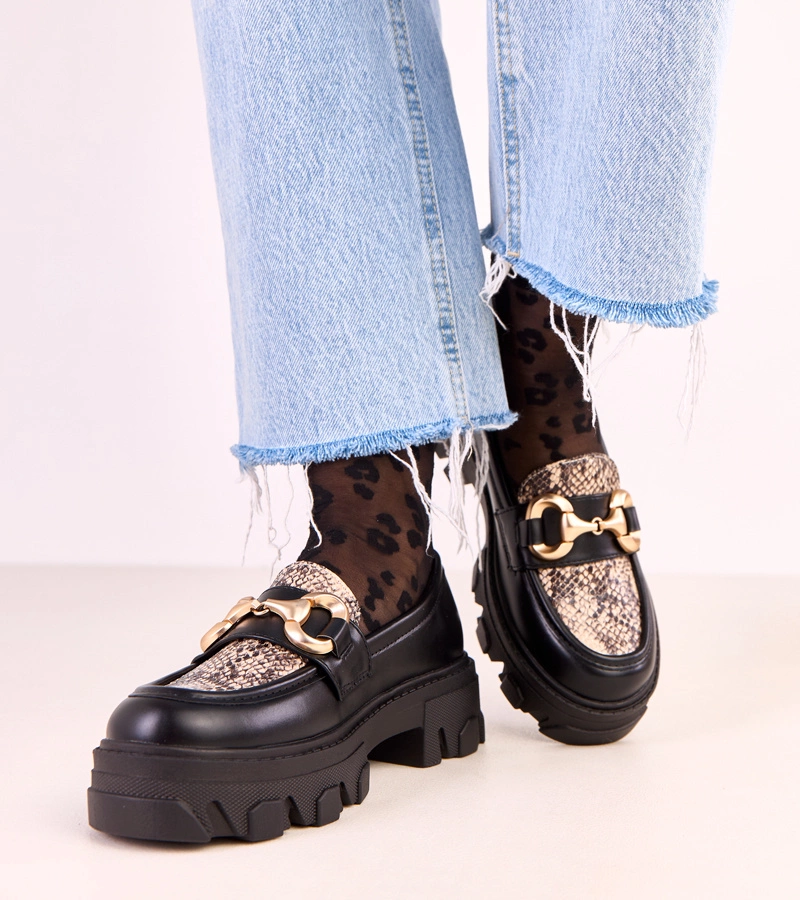 Czarne mokasyny z motywem skóry wężą i złotą ozdobą Ruben