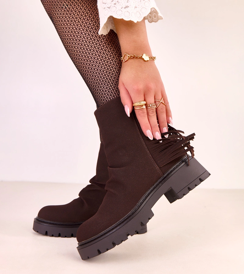 Czekoladowe botki z frędzlami na grubej podeszwie Silia