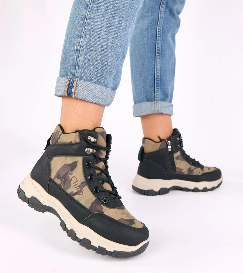 Czarne trapery na platformie z motywem moro Louie