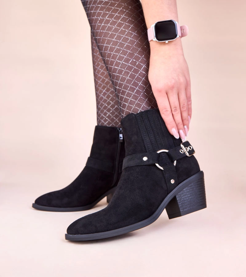 Czarne botki na słupku z ozdobnymi klamrami Ritama