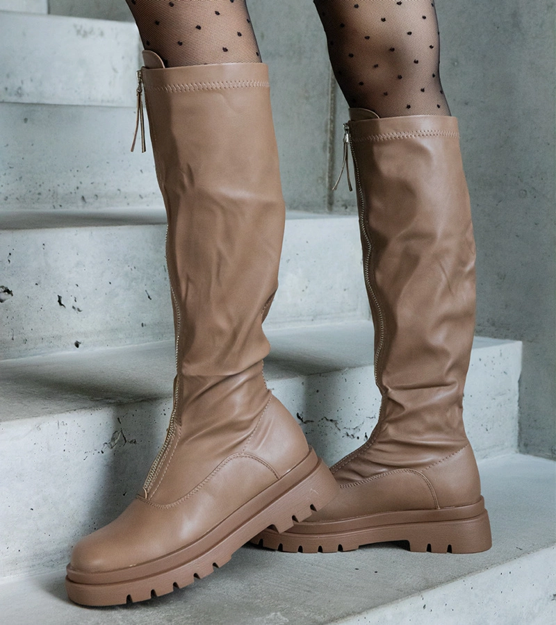 Brązowe kozaki na płaskim obcasie zdobione zamkiem Hala