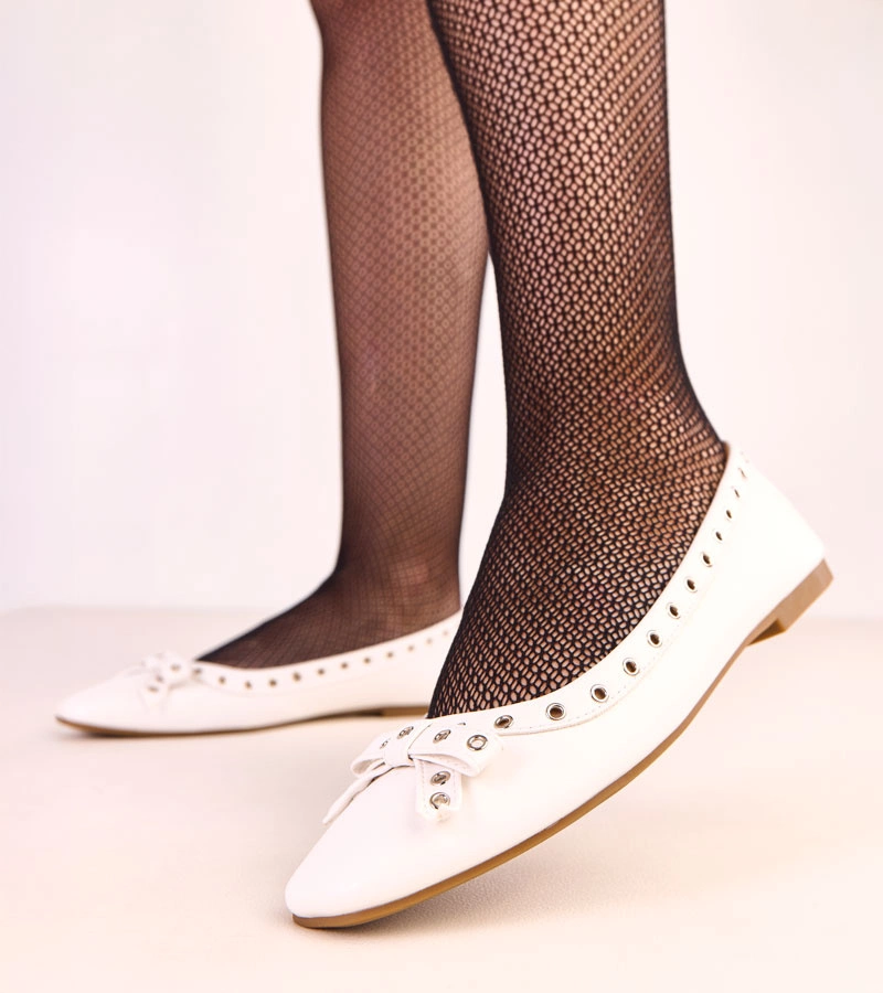 Białe baleriny z ozdobnymi oczkami i kokardką Baisa