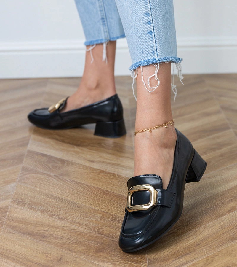 Czarne półbuty damskie na niskim obcasie ze złotą ozdobą Mareda