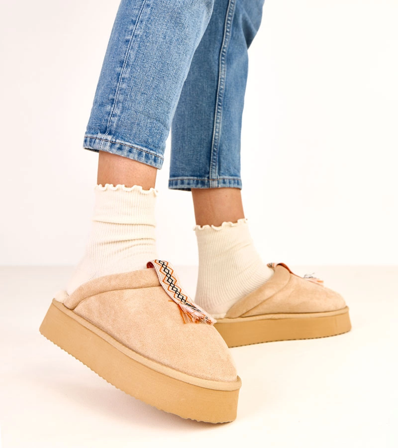 Jasnobeżowe zabudowane kapcie z kolorową wstawką Sarah