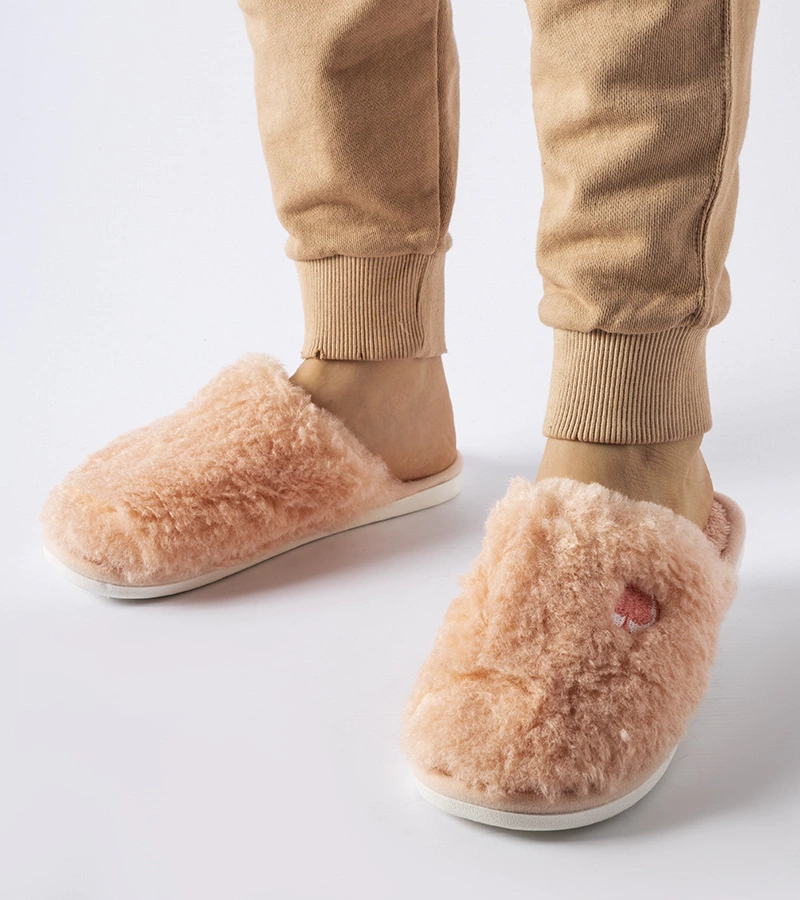 Różowe ciepłe kapcie z naszywką Alessio