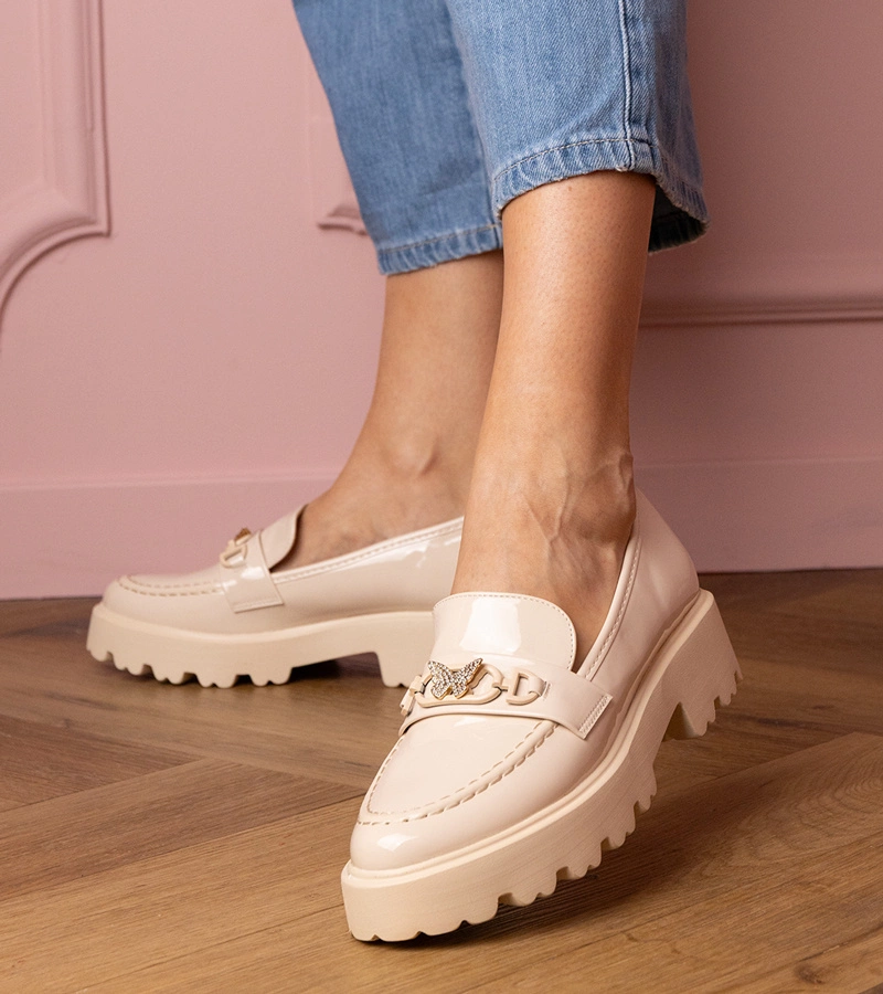 Beżowe mokasyny lakierowane z cyrkoniowym motylkiem Sanita