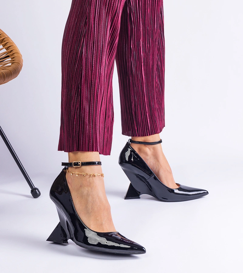 Czarne czółenka lakierowane na koturnie Florianda