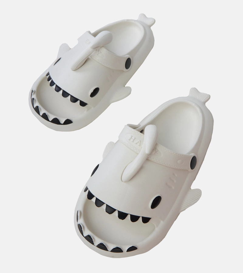 Białe klapki dziecięce z motywem rekina Tossi