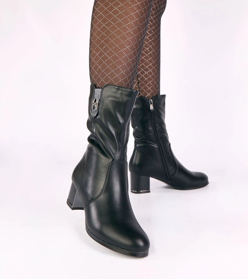 Czarne botki na słupku ocieplane z cyrkoniami Gusta