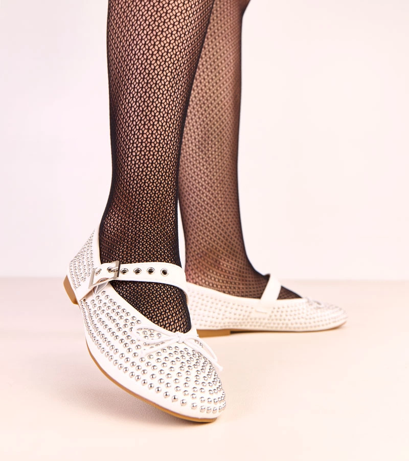 Białe baleriny zdobione ćwiekami i kokardką Mylie