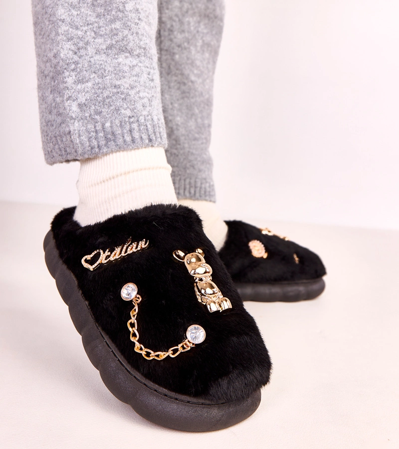 Czarne zabudowane kapcie z ozdobami Tracy