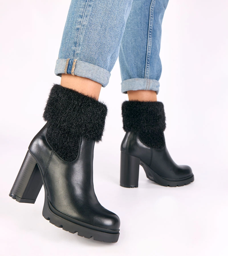 Czarne botki na słupku z ozdobną cholewką Randy