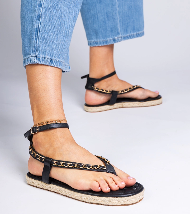 Czarne sandałki zdobione łańcuszkiem Varieur