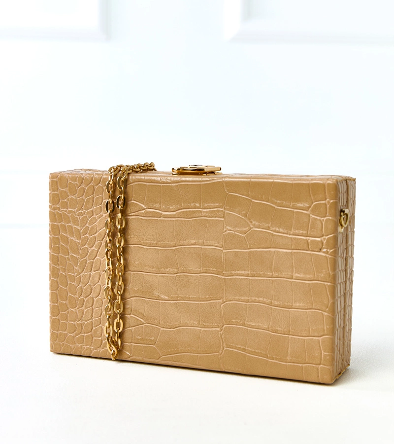 Beżowa torebka typu ,,kuferek'' na łańcuszku Dratche