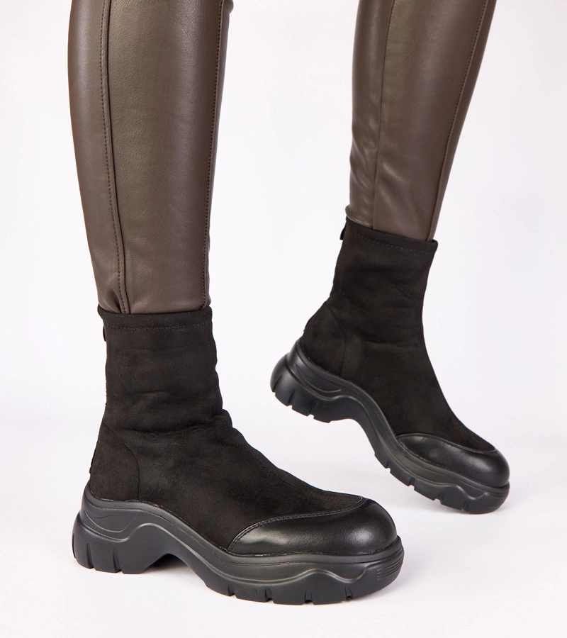 Czarne botki z ekozamszu na masywnej podeszwie Alana