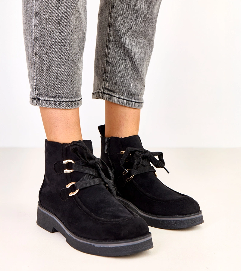 Czarne botki ocieplane z ozdobnymi sznurówkami Katrins