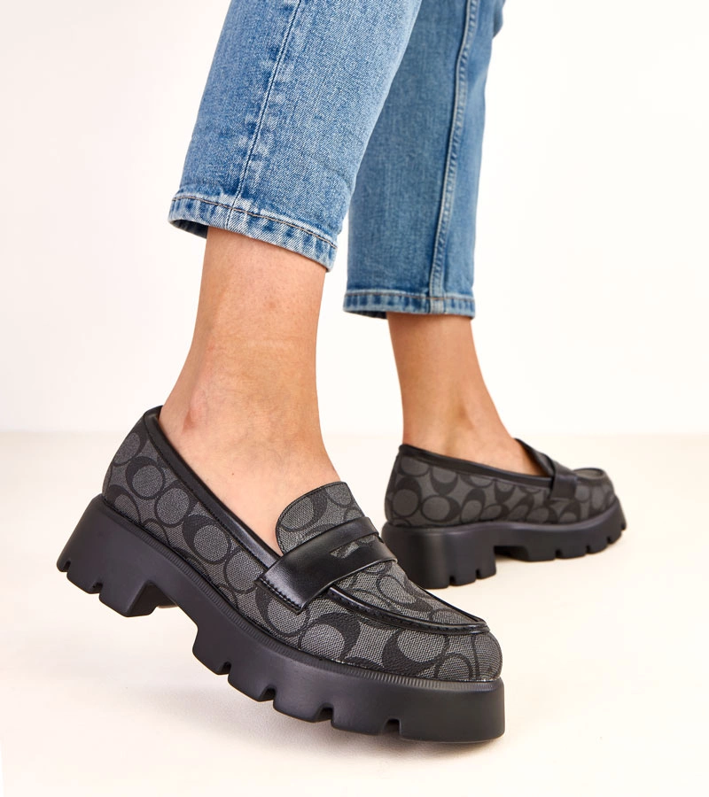 Czarne mokasyny w geometryczne wzory Redira