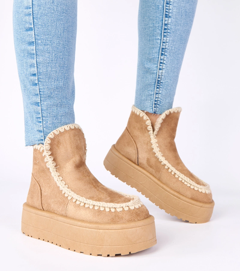 Ciemnobeżowe śniegowce na platformie z ozdobnym haftem Alwena