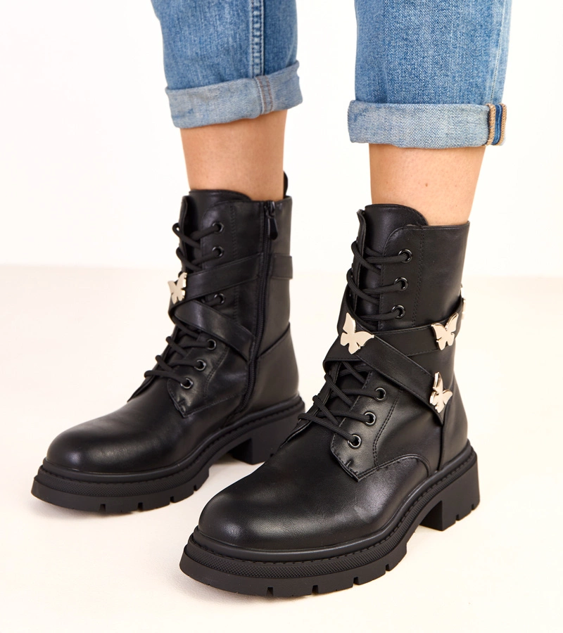 Czarne botki zdobione motylkami Justia