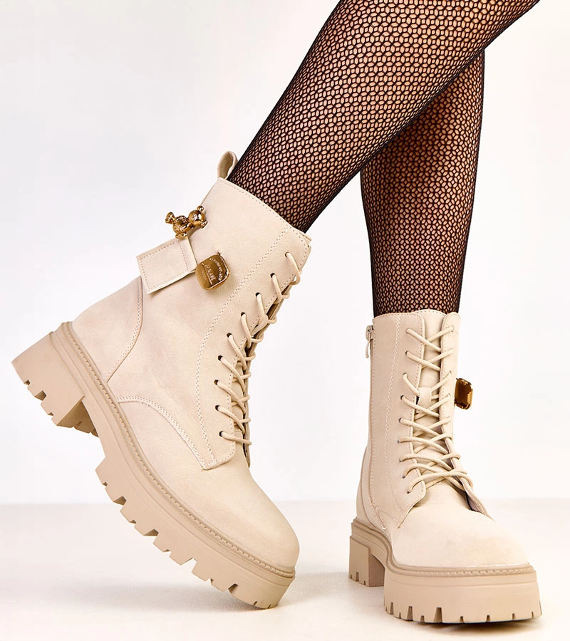 Beżowe traperki damskie zdobione złotym misiem Valery