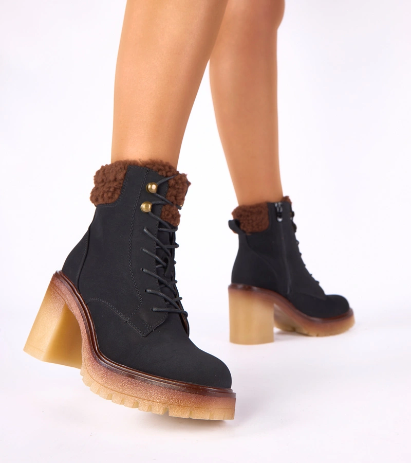 Czarne botki na słupku z futerkiem na cholewce Alona