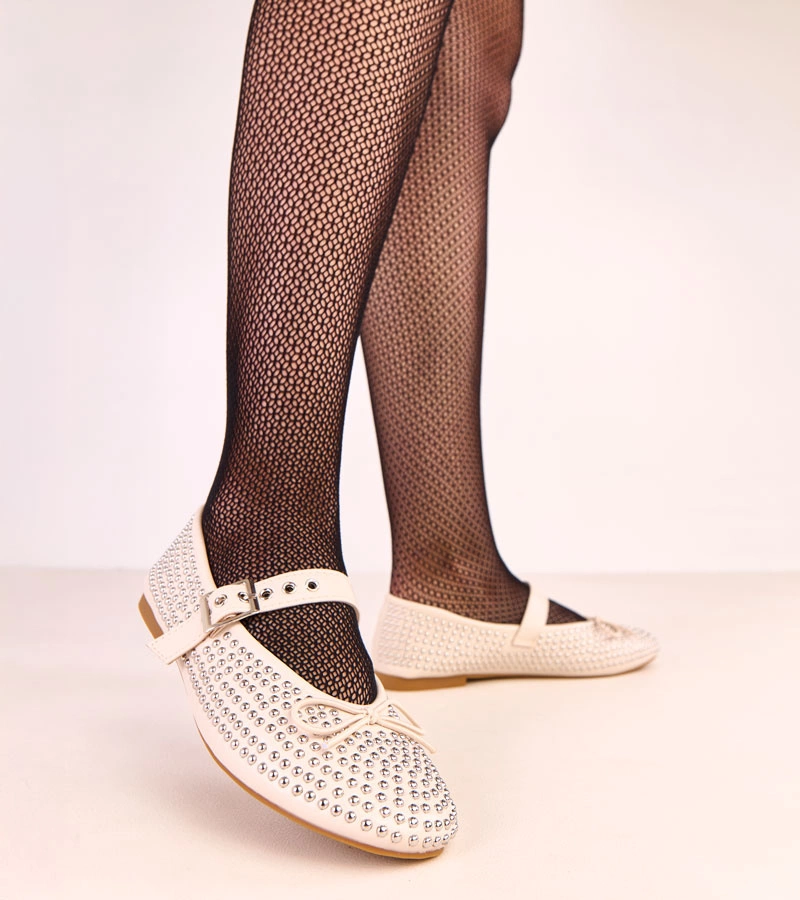 Beżowe baleriny zdobione ćwiekami i kokardką Mylie
