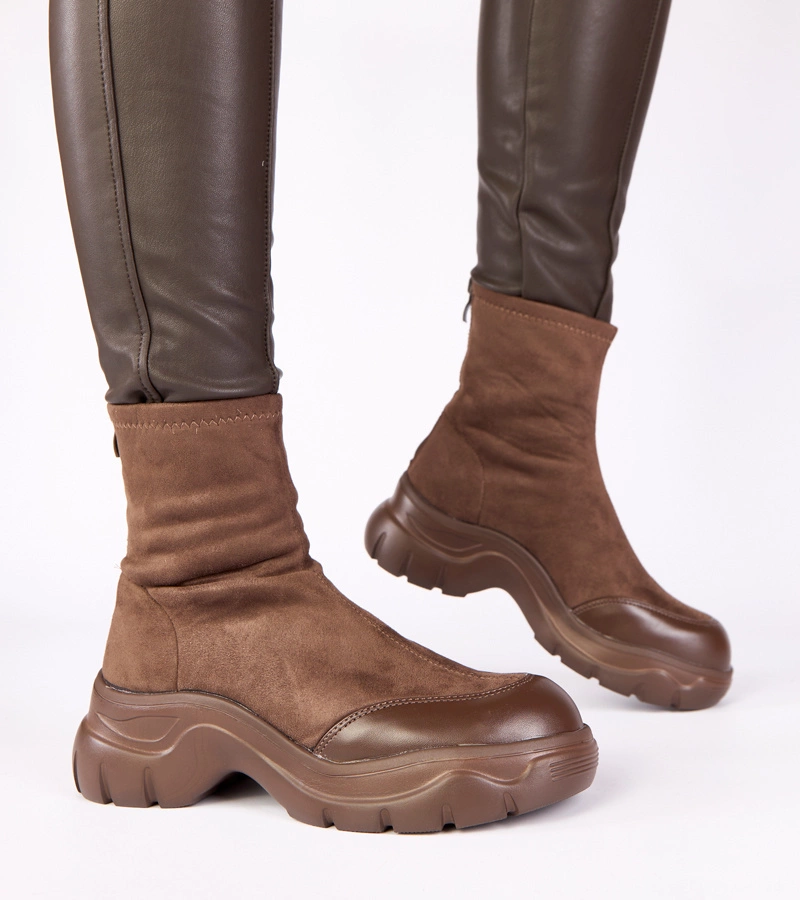 Brązowe botki z ekozamszu na masywnej podeszwie Alana