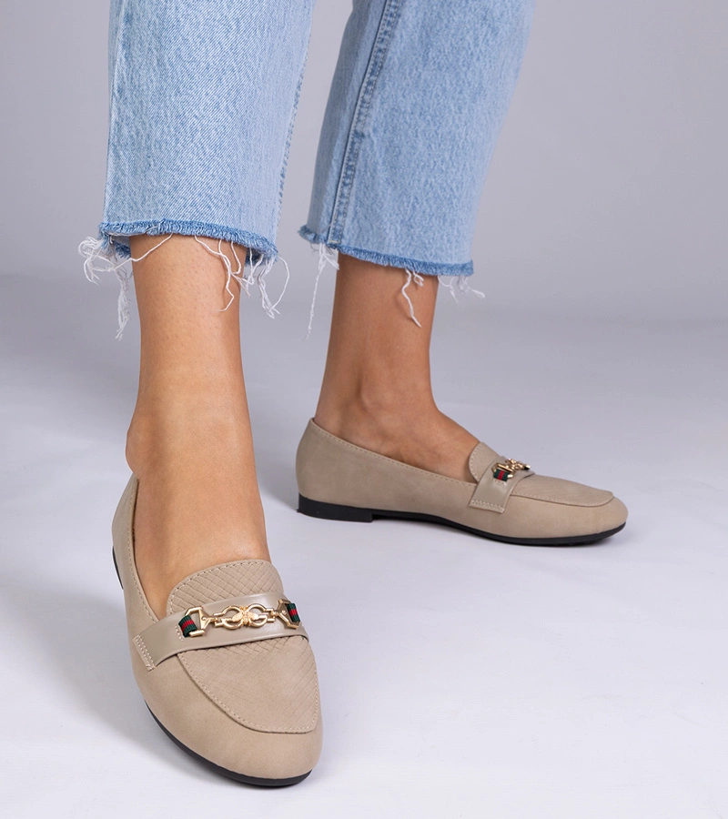 Brązowe mokasyny o matowym wykończeniu ze złotą ozdobą Gloriasa