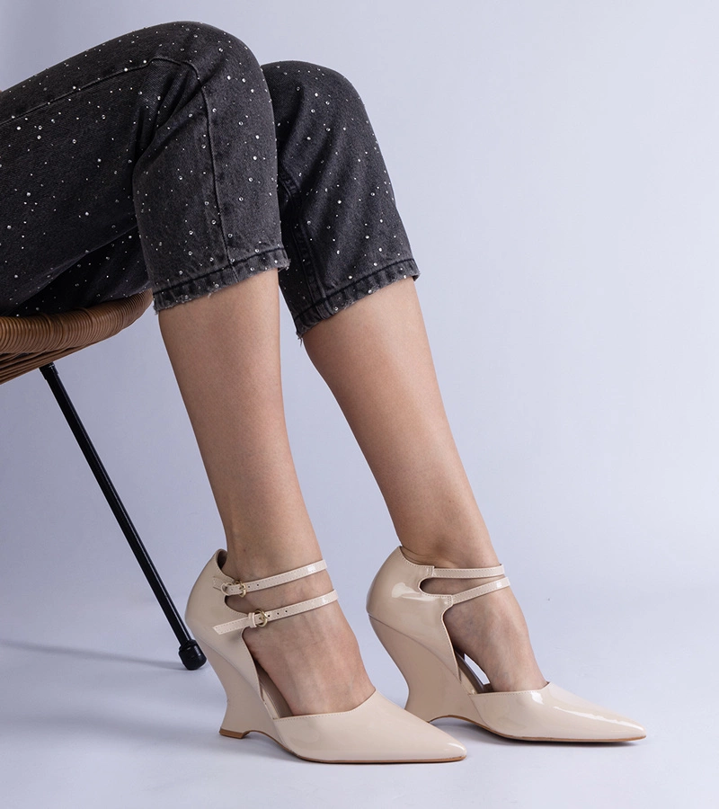 Beżowe czółenka lakierowane na koturnie z sprzączkami Vizario