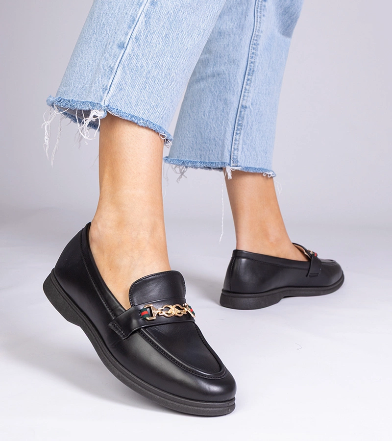 Czarne mokasyny ze złotą ozdobą Feola