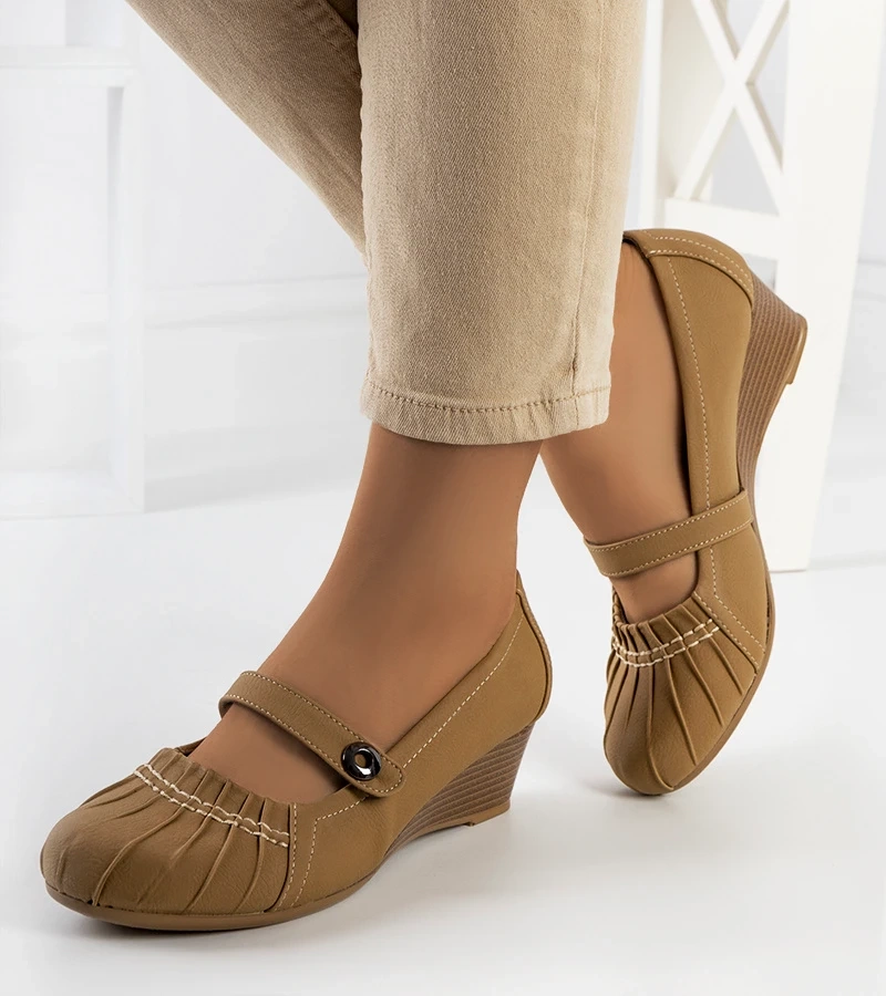 Beżowe czółenka z marszczeniem Nita