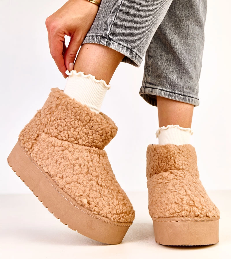 Jasnobrązowe śniegowce z cholewką z barankowego futra Lasso