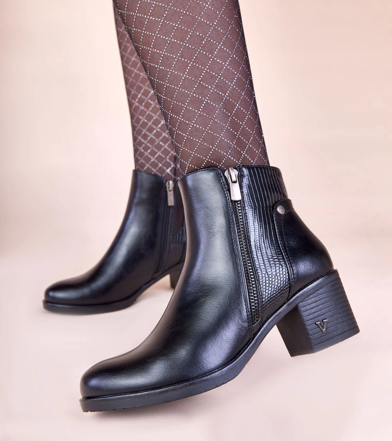 Czarne botki na słupku z ozdobną cholewką Keiria