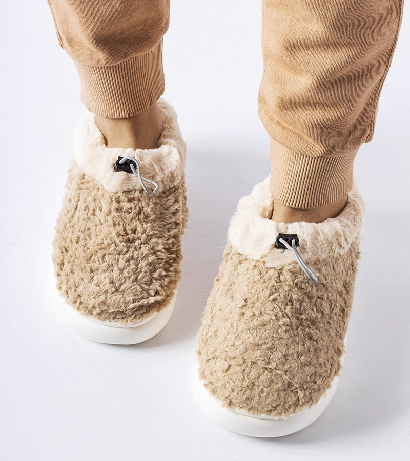 Beżowe ciepłe kapcie z zakrytą piętą Aurelio