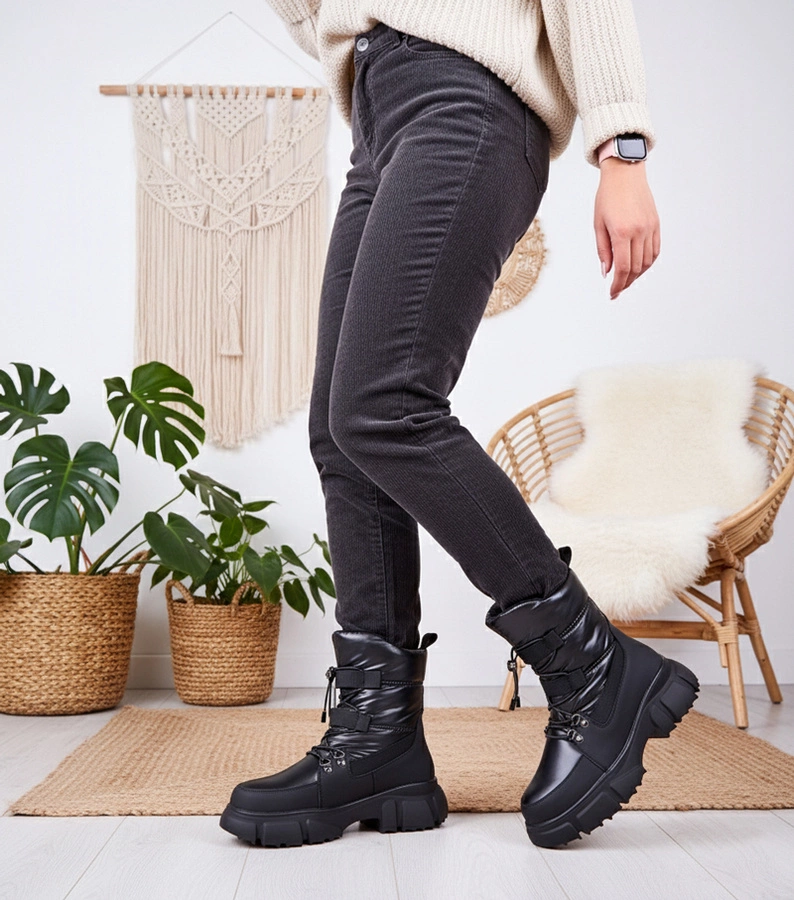 Czarne śniegowce z połyskiem ocieplane futerkiem Jassi