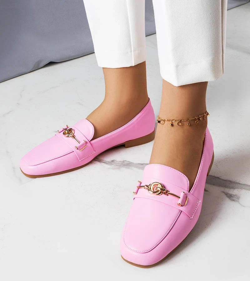 Różowe mokasyny ze złotą ozdobą Mercier