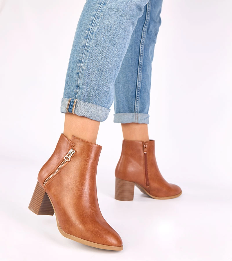 Brązowe klasyczne botki na słupku z ozdobnym suwakiem Ellie