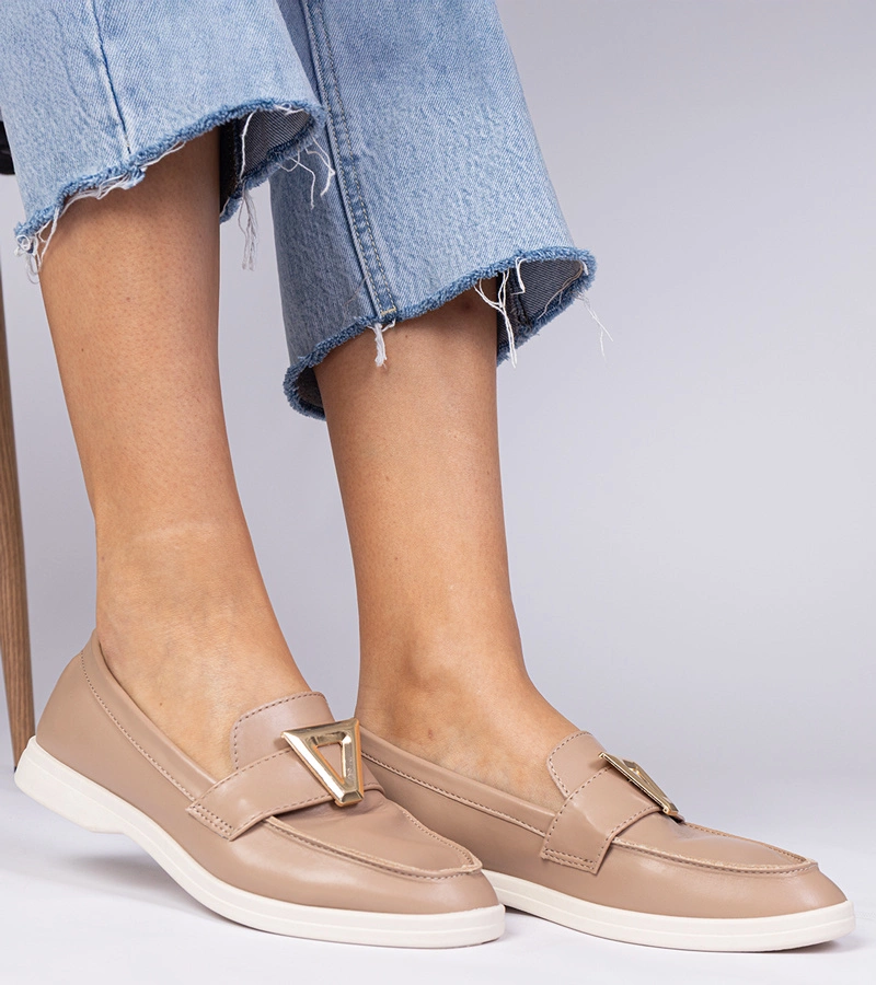 Ciemnobeżowe damskie mokasyny z elegancką ozdobą Viletta