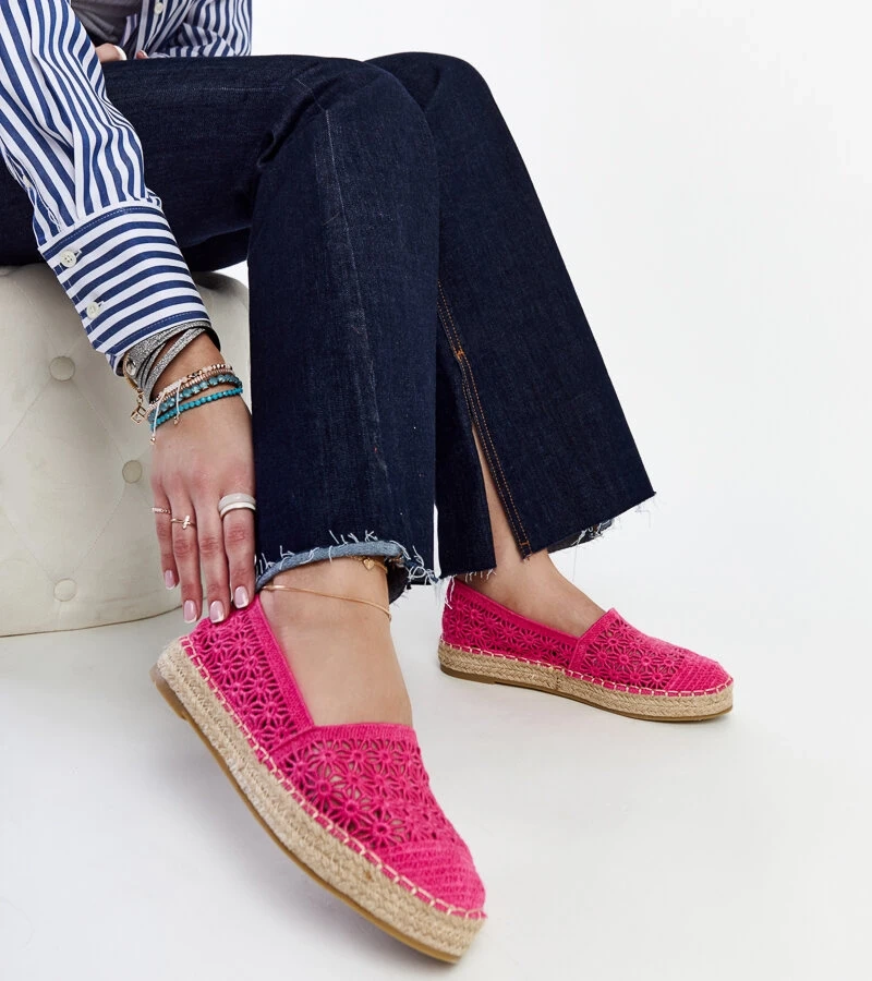 Ciemnoróżowe koronkowe espadryle na platformie Samra