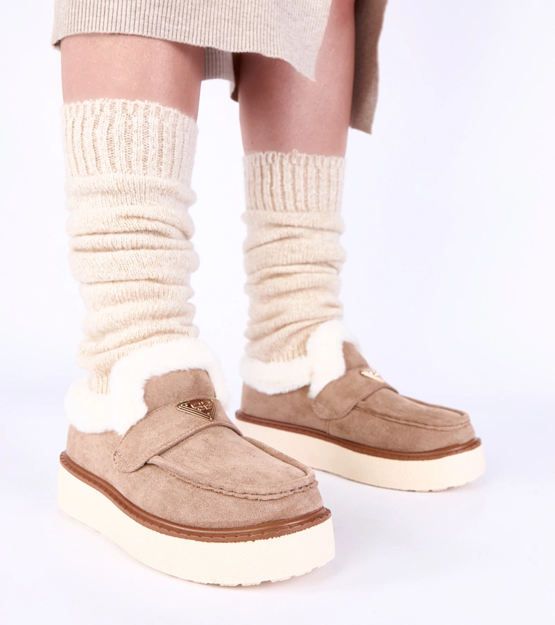 Ciemnobeżowe mokasyny ocieplane futerkiem Loafy