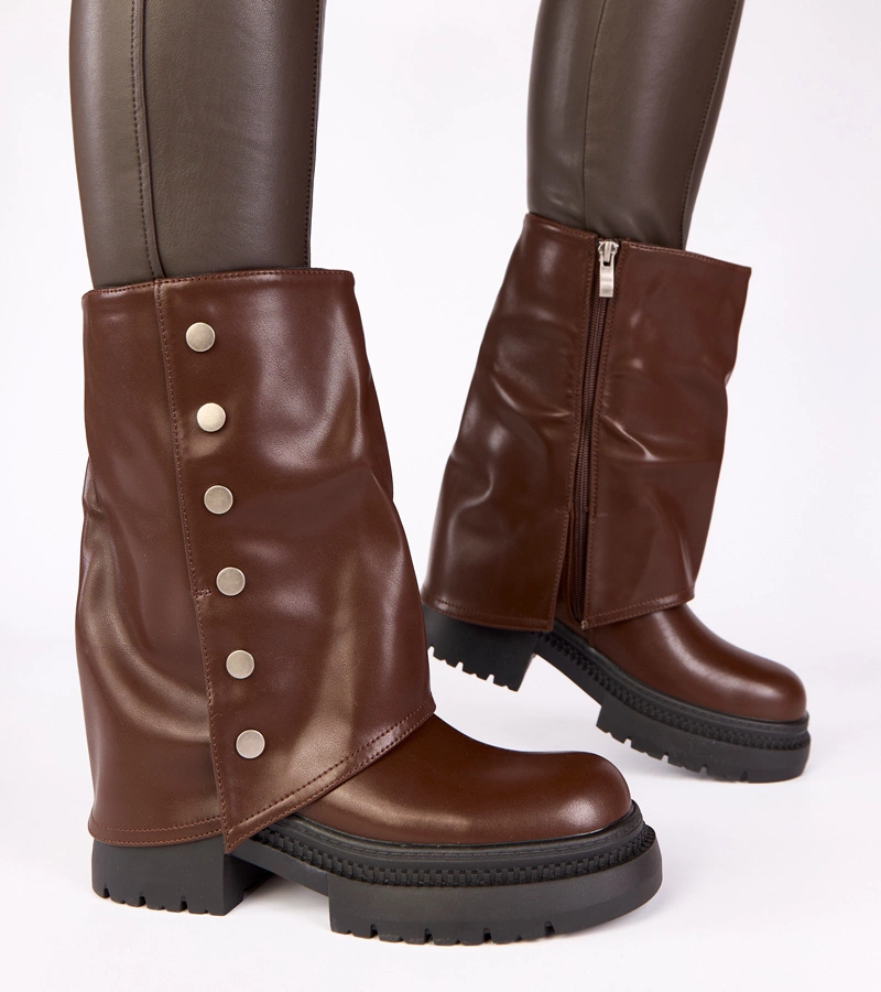 Czekoladowe botki z wywiniętą cholewką na platformie Carla