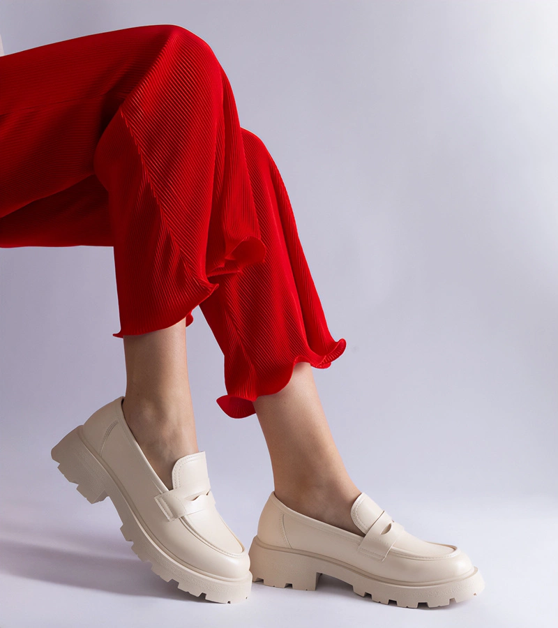 Beżowe mokasyny damskie z eko skóry Violanda