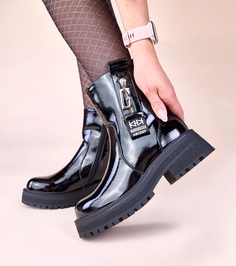 Czarne botki lakierowane z ozdobnym suwakiem Taraya