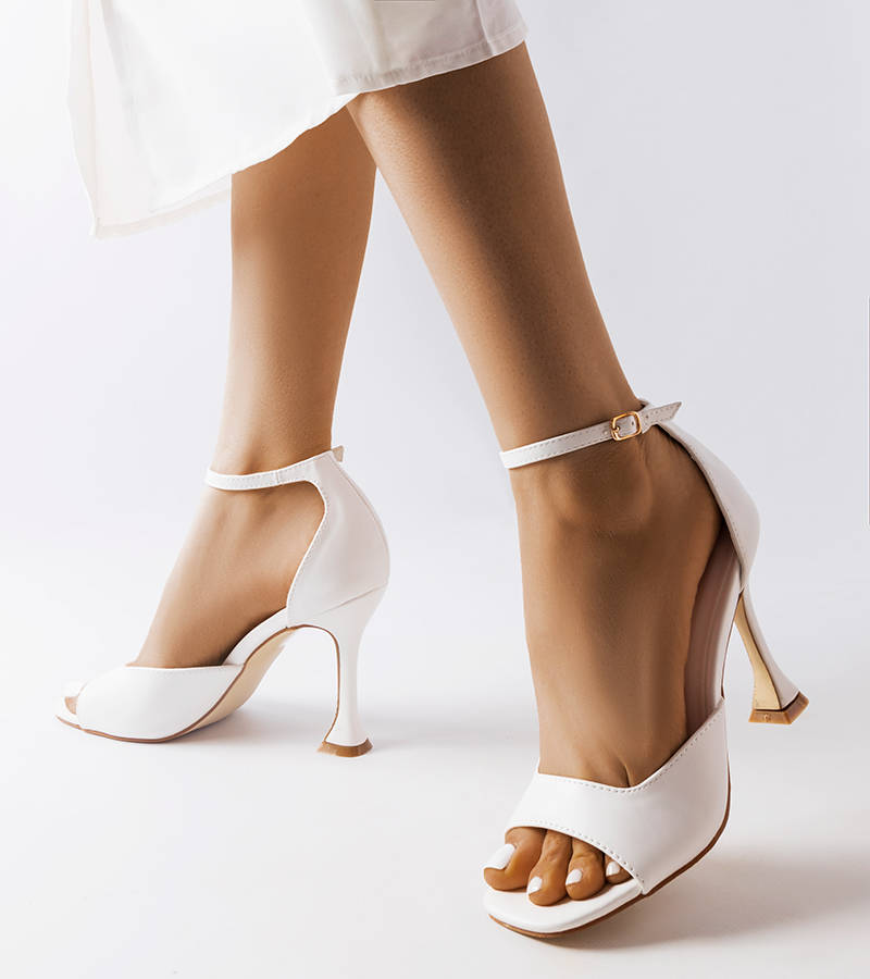 Białe sandały na szpilce z paskiem Delinda
