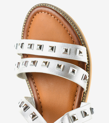 Srebrne sandały płaskie zdobione M-520